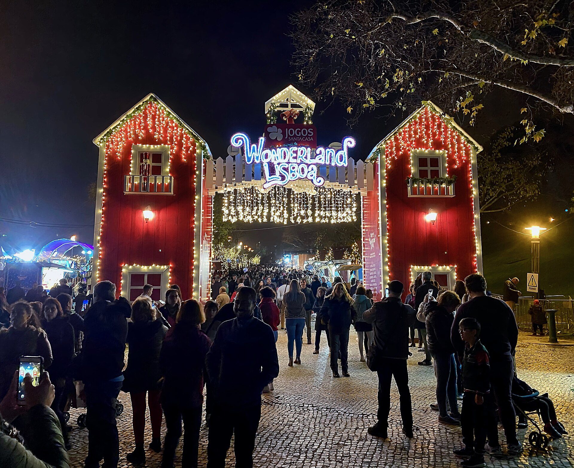 The lit-up entrance to Wonderland Lisboa in Parque Eduardo VII at night